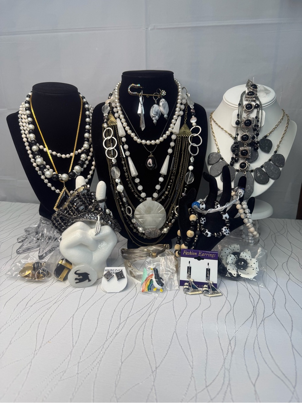 KIG Malaysia Fleur-De-Lis Heart Lidded Candy Dish Full Of Black & White Jewelry - Picture 12 of 12